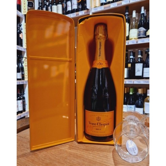 Fridge by Smeg Champagne Brut Yellow Label Veuve Clicquot 75cl Fridge by Smeg Champagne Brut Yellow Label Veuve Clicquot 75cl